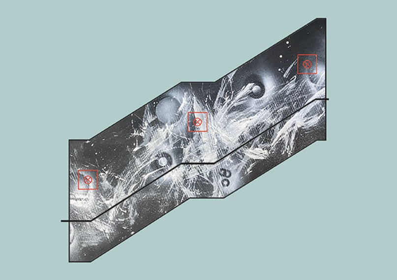 Auf dunkelgrauem Grund in weißer Farbe gestische Spuren sowie an Planeten erinnernde Kugeln gemalt.