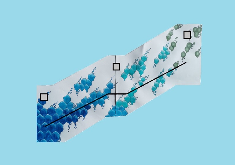 Über die Wand verteilt sechseckige Formen ähnlich wie Bienenwaben in Blau- und Grüntönen gemalt.